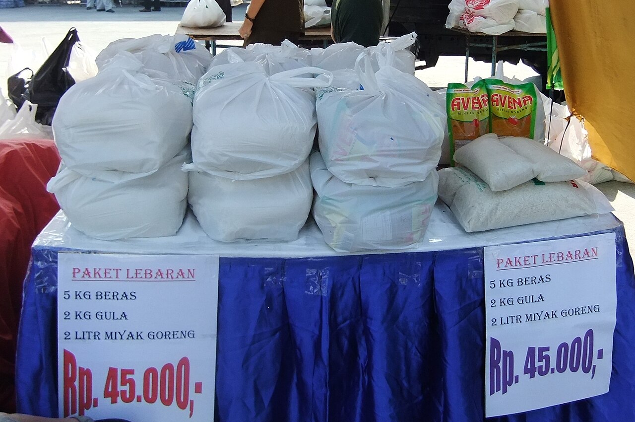 Penyaluran bansos waisai